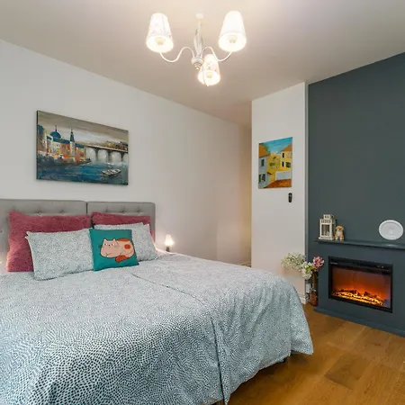 Free Parking L Everything Nearby L Easy Self Check-in *