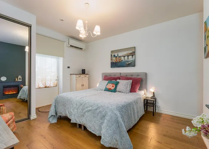 Free Parking L Everything Nearby L Easy Self Check-in Apartman