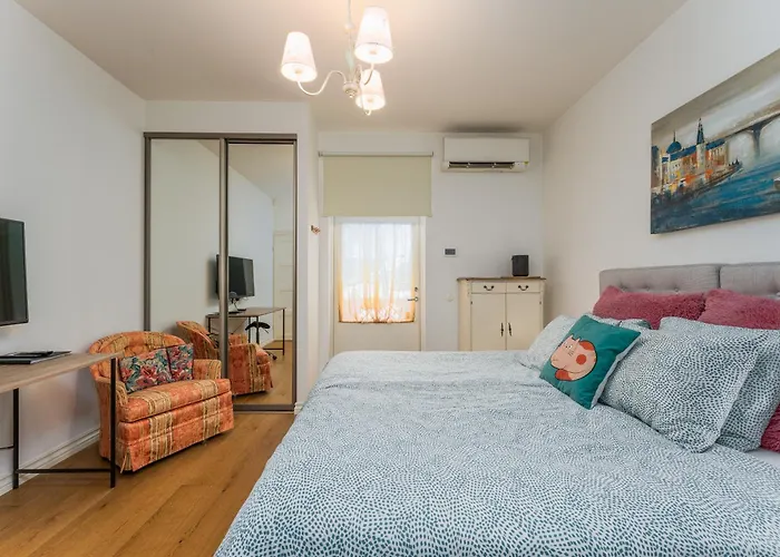 Free Parking L Everything Nearby L Easy Self Check-in Apartman